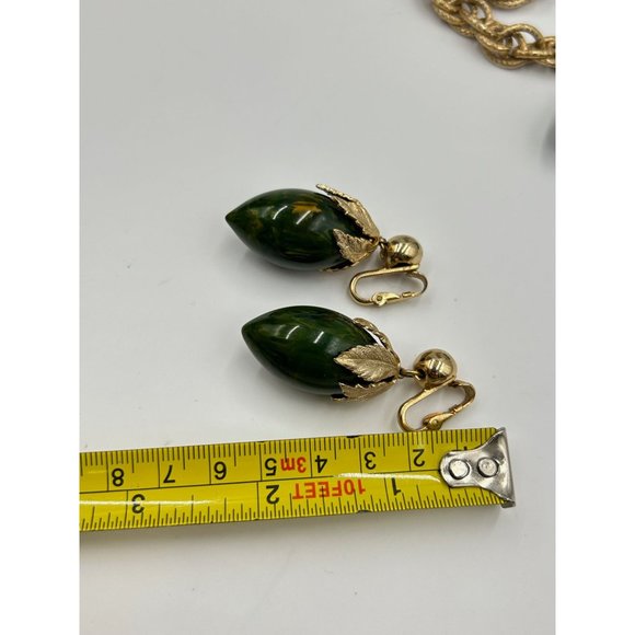 Vintage Signed NAPIER Bakelite Charm Green Acorn Bracelet Clip On Earrings Set - Picture 10 of 11